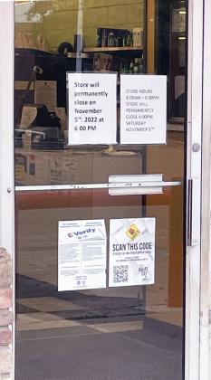 SHUT DOWN The Food King/former Lowe’s Grocery Store on Main Street in Lockney posted a closing sign Nov. 2, picked up its nonperishables, and sold perishables at a discount Nov, 5, according to local customers. | DELISA SOLES PHOTO