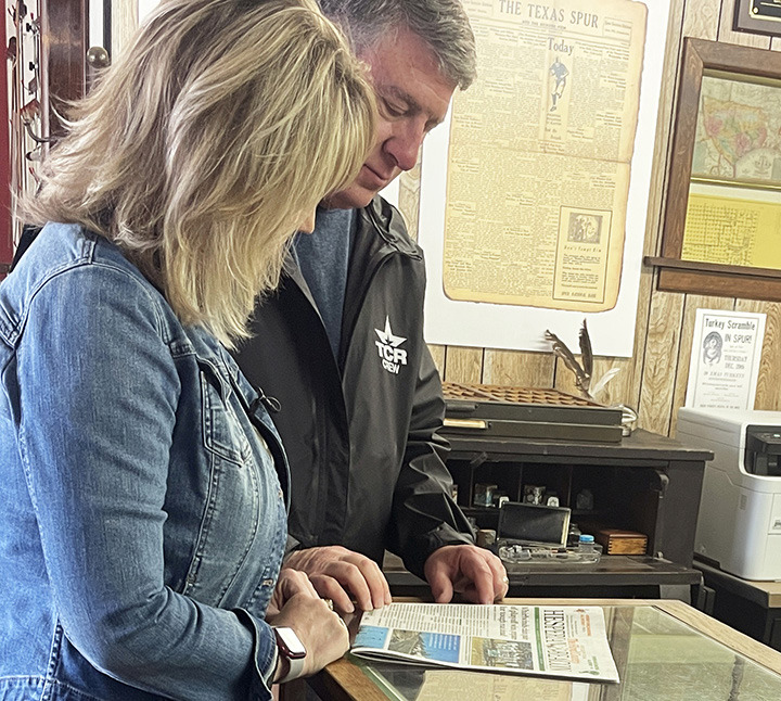 TEXAS COUNTRY REPORTER HOSTS Bob and Kelli Phillips of “Texas Country Reporter”stopped in at the Texas Spur newspaper office in 2022 to get a glimpse of small-town newspapering. The TCR segment they filmed airs this week, and will be shown at Spur’s Palace Theater March 10. | THE TEXAS SPUR