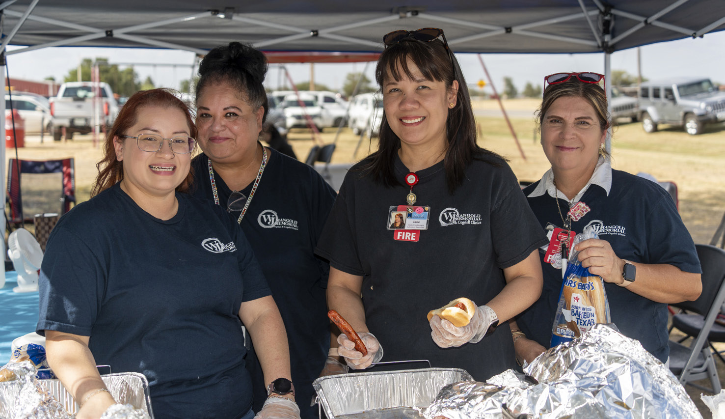 HOSPITAL HELPERS HOST IN HEAT Staffers from Lockney’s WJ Mangold Memorial Hospital and West Texas National Bank assisted with serving a hamburger supper during the city’s July 23 KCBD Channel 11 Community Coverage event. The school district and local businesses were featured at the gathering in the city park—where proximity of the city swimming pool was a popular antidote to triple-digit temps. SPOTLIGHT PHOTOS, PAGE 8 | CERVANTES PHOTOGRAPHY