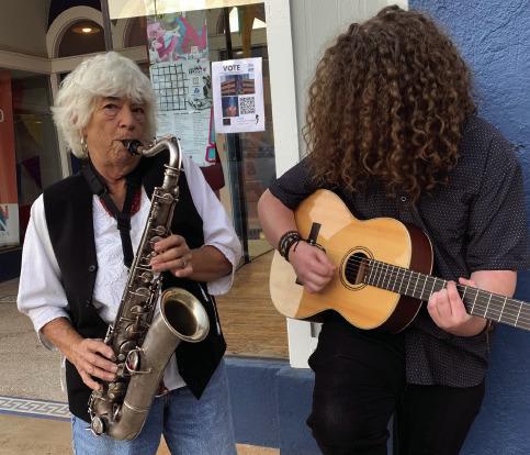 PUNKIN’AMONGTHE PUNKINS Hanaba MunnWelch blows some sidewalk notes to Walter Anderson’s punk riffs at the Wichita Falls October ArtWalk. | TERRI DRAKE PHOTO