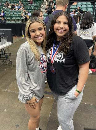POWER LIFTERS Ci a ra Hernandez placed 4th in the 220 class and Monique Lara placed 9th in the 105 class for the Lockney Lady Horns last week. Nayiahlee Vasquez also participated. | CERVANTES PHOTOGRAPHY