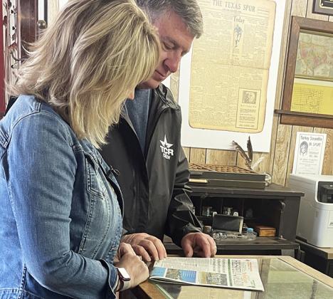 TEXAS COUNTRY REPORTER HOSTS Bob and Kelli Phillips of “Texas Country Reporter”stopped in at the Texas Spur newspaper office in 2022 to get a glimpse of small-town newspapering. The TCR segment they filmed airs this week, and will be shown at Spur’s Palace Theater March 10. | THE TEXAS SPUR