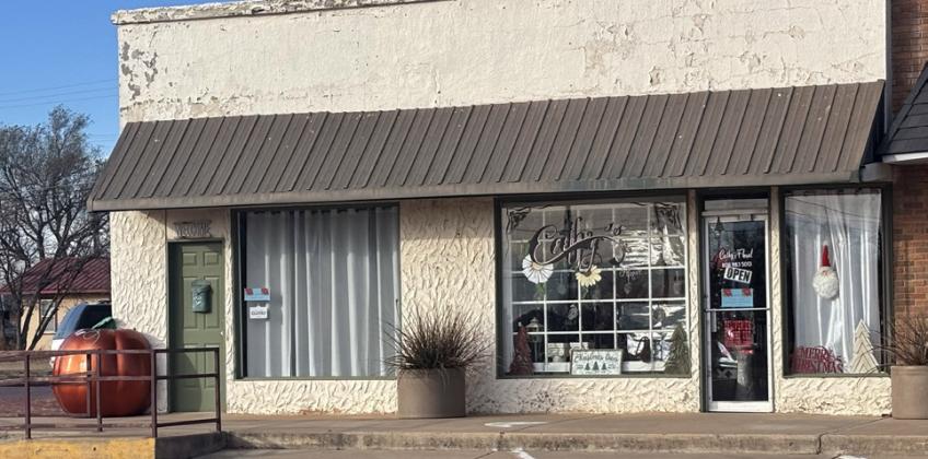 CATHY’S FLORAL AND GIFTS continues in Floydada under the ownership of Candy Edwards. Find the store on Facebook at https:// www.facebook.com/p/Cathys-Floral-Gifts-100063563024755. | HESPERIAN-BEACON