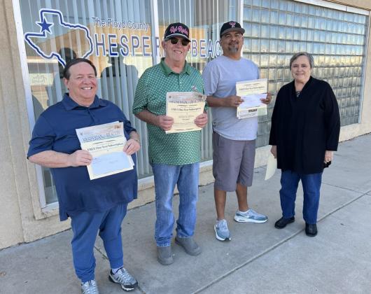 Hesperian-Beacon publisher Kay Ellington (right) presented prizes to top winners in this year’s longrunning Football Contest on Saturday. From left: Boyd Lee of Lockney, Brent Sanders and Daniel Diaz of Floydada. Winner not pictured was O’Brian Diaz. FULL DETAILS, PAGE 8 | HESPERIAN-BEACON PHOTO