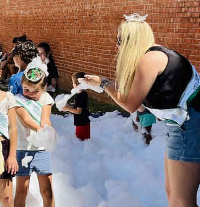 MISS FLOYD COUNTY PAYTON SHUPING enjoyed bubble fun with Mini Tinlee Edwards and Petite Cristalina Cruz at a recent street fair in Lockney. | COURTESY PHOTO