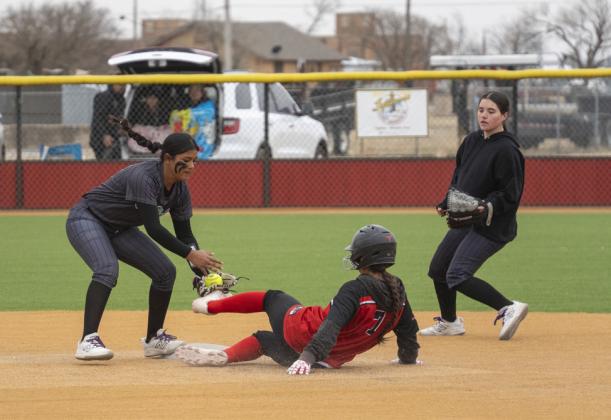 AND SHE’S …. Out or safe? Lockney’s Siya Salazar attempts to evade the tag by Floydada’s Bella Perez. | CERVANTES PHOTOGRAPHY
