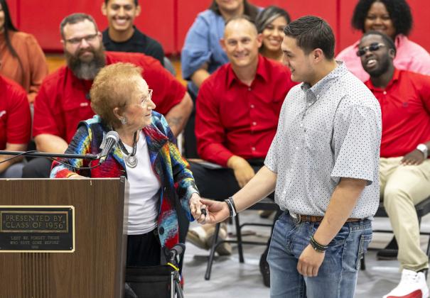 SENIOR TO SENIOR At last week’s Lockney ISD Athletic Banquet, 99-year-old Lucy Dean Record of Lockney presented the C.L. Record award (named for her late husband) to Jisiah Lara of Lockney High School’s Class of 2024. Lara was inducted into the National Honor Society at LHS as well as participating on the powerlifting squad and being named Offensive Lineman of theYear for the Longhorns football team. CERVANTES PHOTOGRAPHY | MORE ATHLETIC BANQUET PHOTOS, PAGE 5