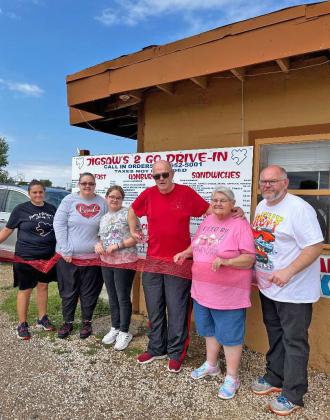 JIGSAW’S TO GO RECOGNIZED At a recent Chamber ribbon cutting, from left, are Teresa St. Dennis, Holli Moses, Caitlynn Moses, Ronnie Huffman, Vicki Huffman and Heath Huffman. | COURTESY PHOTO