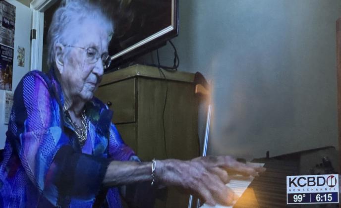 LOCKNEY LEGEND Lucy Dean Record, 102, was interviewed in a pre-recorded segment for the city’s KCBD-TV Community Coverage broadcast—and played a lively arrangement of “Sweet Georgia Brown” for the news crew. | CERVANTES PHOTOGRAPHY
