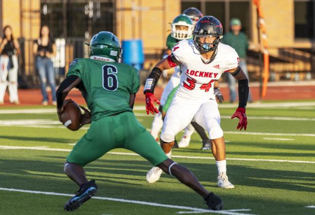 CAREER HIGH Despite the loss, Floydada still got an impressive performance from #6 Tyrean Henderson, who threw for 155 yards and two touchdowns. | CERVANTES PHOTOGRAPHY