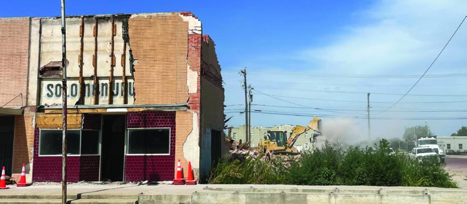 LONGTIME BUILDING COMES DOWN
