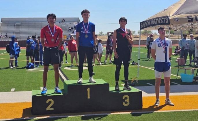 Longhorns, Lady Horns impress at district track meet