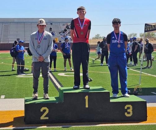 Longhorns, Lady Horns impress at district track meet