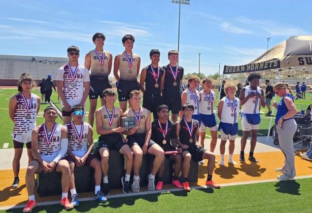 Longhorns, Lady Horns impress at district track meet