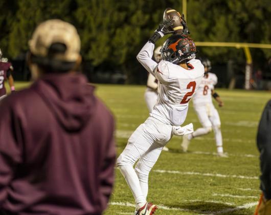 AIR ATTACK Lockney senior Dahlen Silva contributed to Lockney’s offense Friday night, with key receiptions. | CERVANTES PHOTOGRAPHY