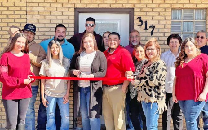 Chamber cuts ribbon for new salon in Floydada