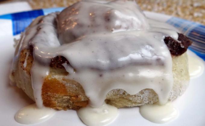 BAKER’S DOZEN This delicious cinnamon roll recipe makes 13 to 14 warm, delicious rolls, filled and frosted. | ANGELINA LaRUE PHOTO