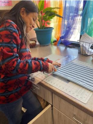 Jasmine Flores creates special gift for her mom