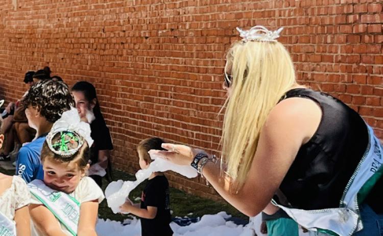 MISS FLOYD COUNTY PAYTON SHUPING enjoyed bubble fun with Mini Tinlee Edwards and Petite Cristalina Cruz at a recent street fair in Lockney. | COURTESY PHOTO