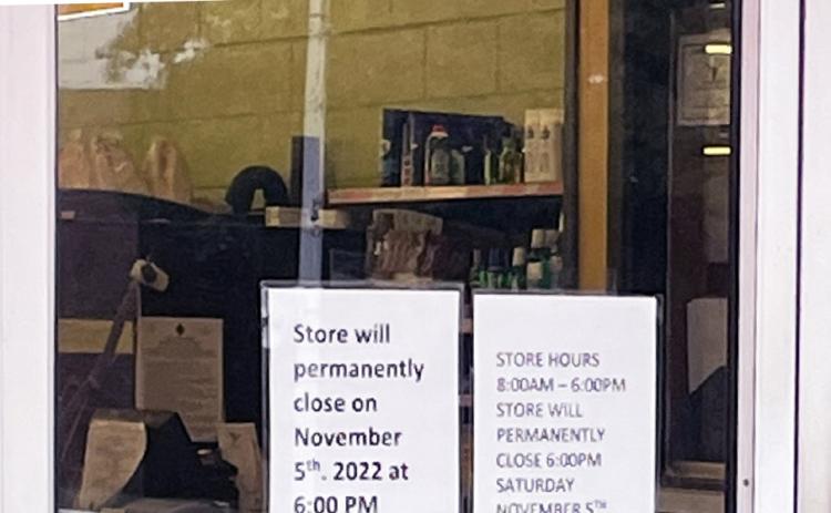 SHUT DOWN The Food King/former Lowe’s Grocery Store on Main Street in Lockney posted a closing sign Nov. 2, picked up its nonperishables, and sold perishables at a discount Nov, 5, according to local customers. | DELISA SOLES PHOTO