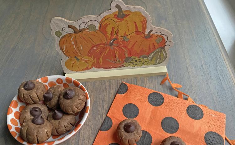 WHILE THE CHOCOLATE CAP on top satisfies lots of sweet cravings, the honey, peanut butter and oats with a touch of spice make this a pumpkin of a very different kind. | ANGELINA LaRUE PHOTO