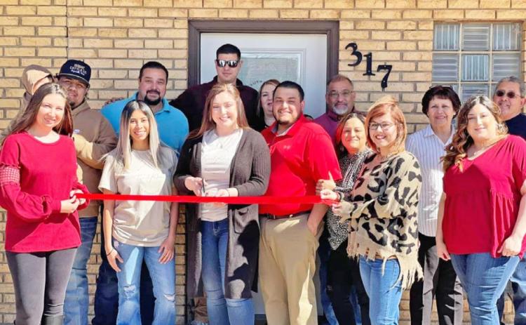 Chamber cuts ribbon for new salon in Floydada